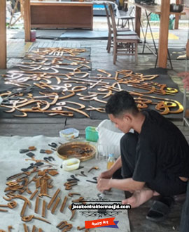 Pembuatan Kaligrafi Berbahan Acrylic Mirror Gold Oleh ASSIRY ART di Masjid Kementerian Investasi BKPM Jakarta Selatan BLOG
